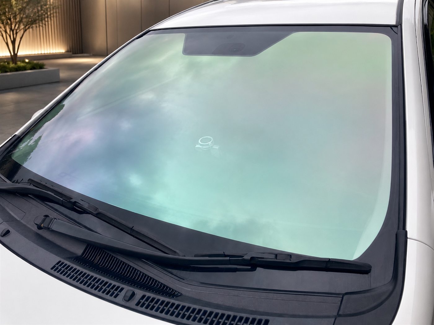 近い角度では淡いグリーン感が強く見える。発色はフロントガラス面に出るもので、車種固有の効果ではありません。